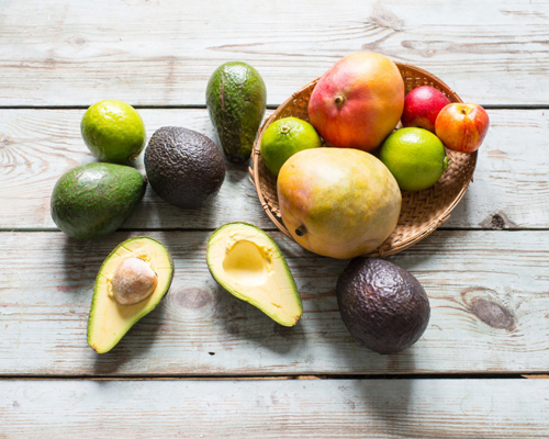 avocado, limoen, mango in een schaal